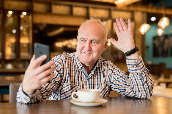 Comment créer un profil LinkedIn percutant pour attirer l'attention des recruteurs et des employeurs potentiels ?